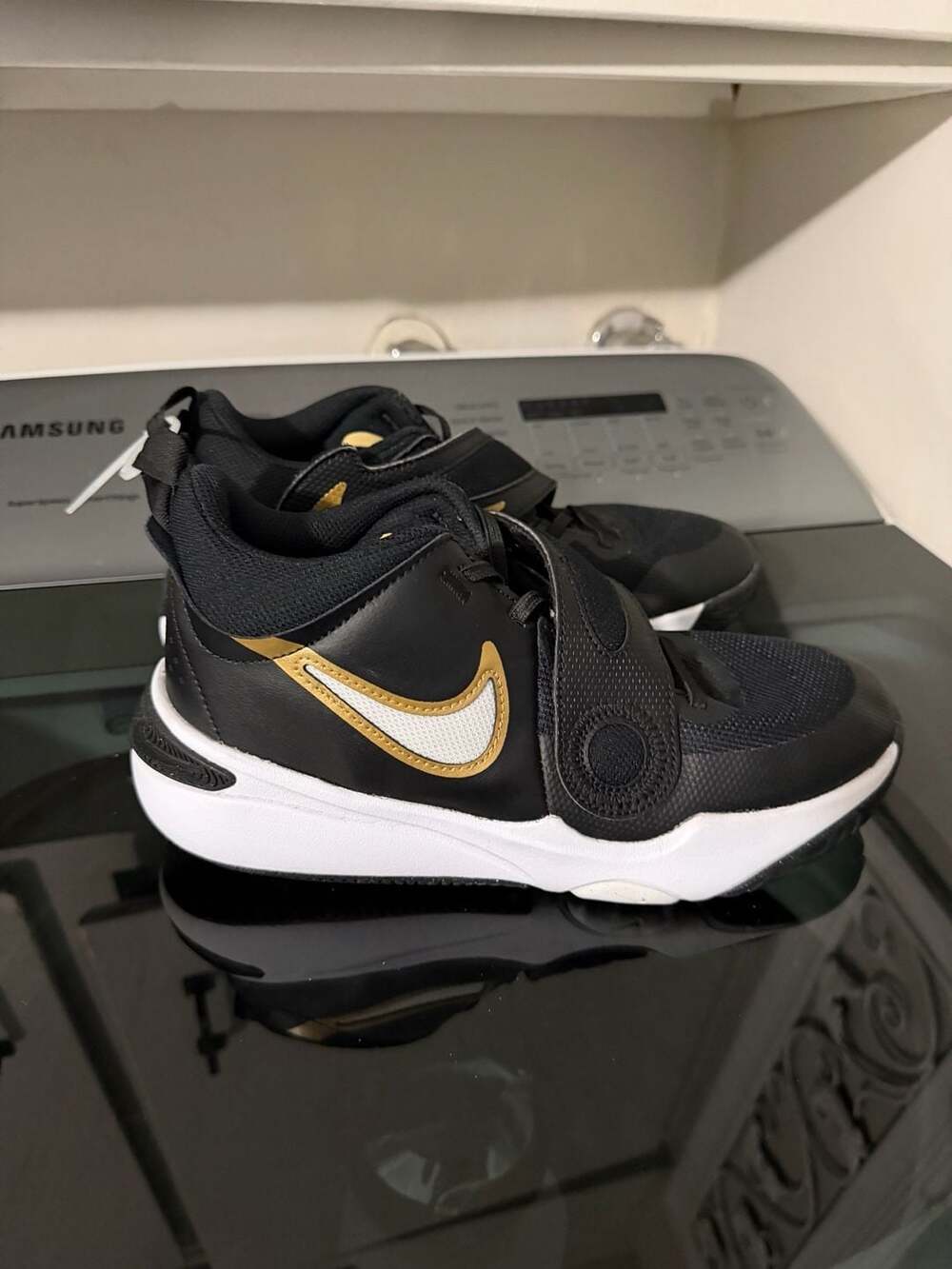 Nike Team Hustle D11 PS 'Black Metallic Gold
Size 6.5Y